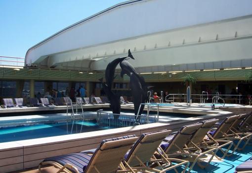 Cuando hace buen tiempo la piscina se abre y entra el sol